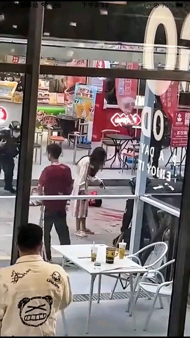 漳州万达发生情杀案,丈夫将情夫砍成重伤,抢救无效死亡.