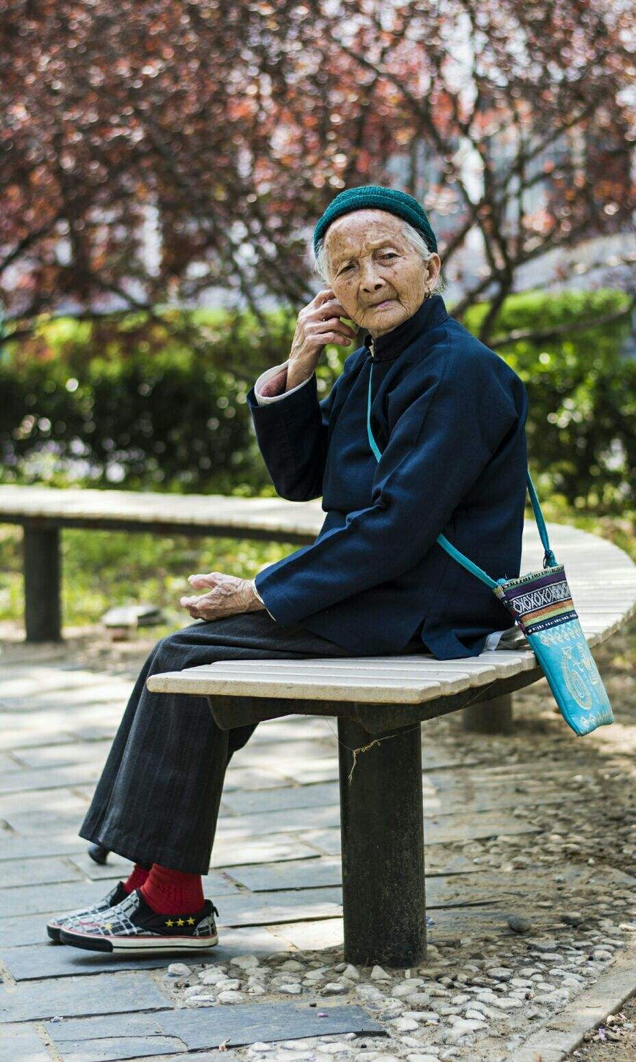 森林民宿老奶奶图片