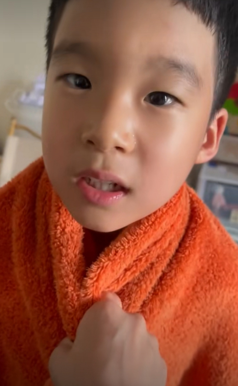 吴京的二胎儿子长得虎头虎脑,皮肤晒得黝黑特别接地气.