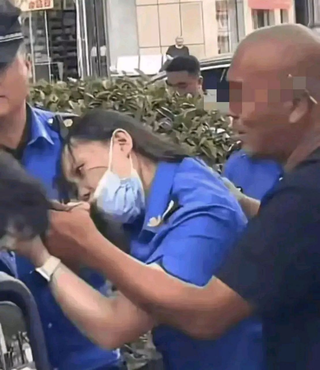 两位女城管当街打架,互扯头发.