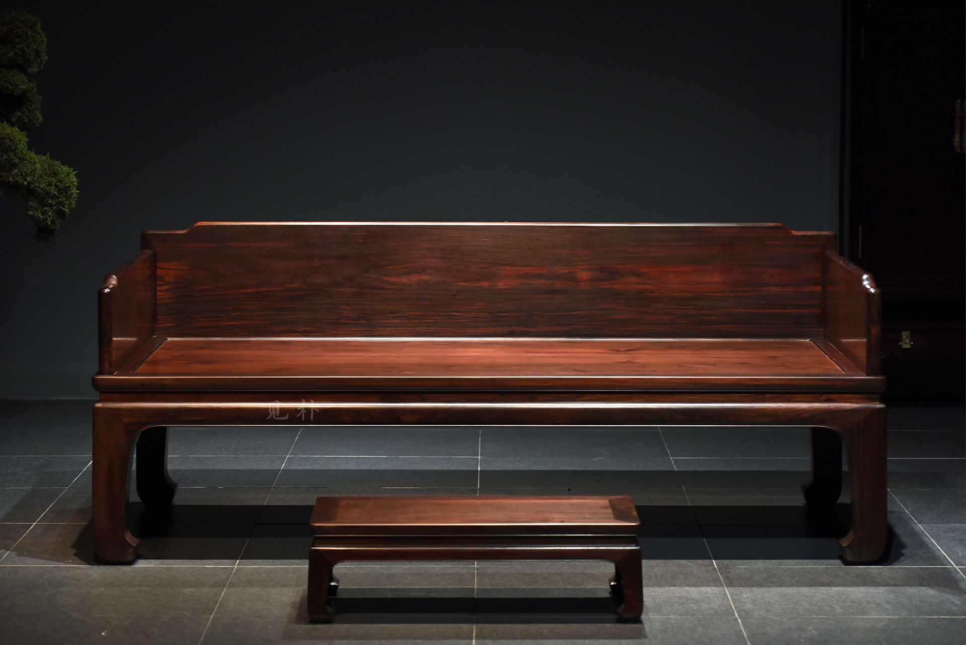 老料独板大两拼大红酸枝罗汉床