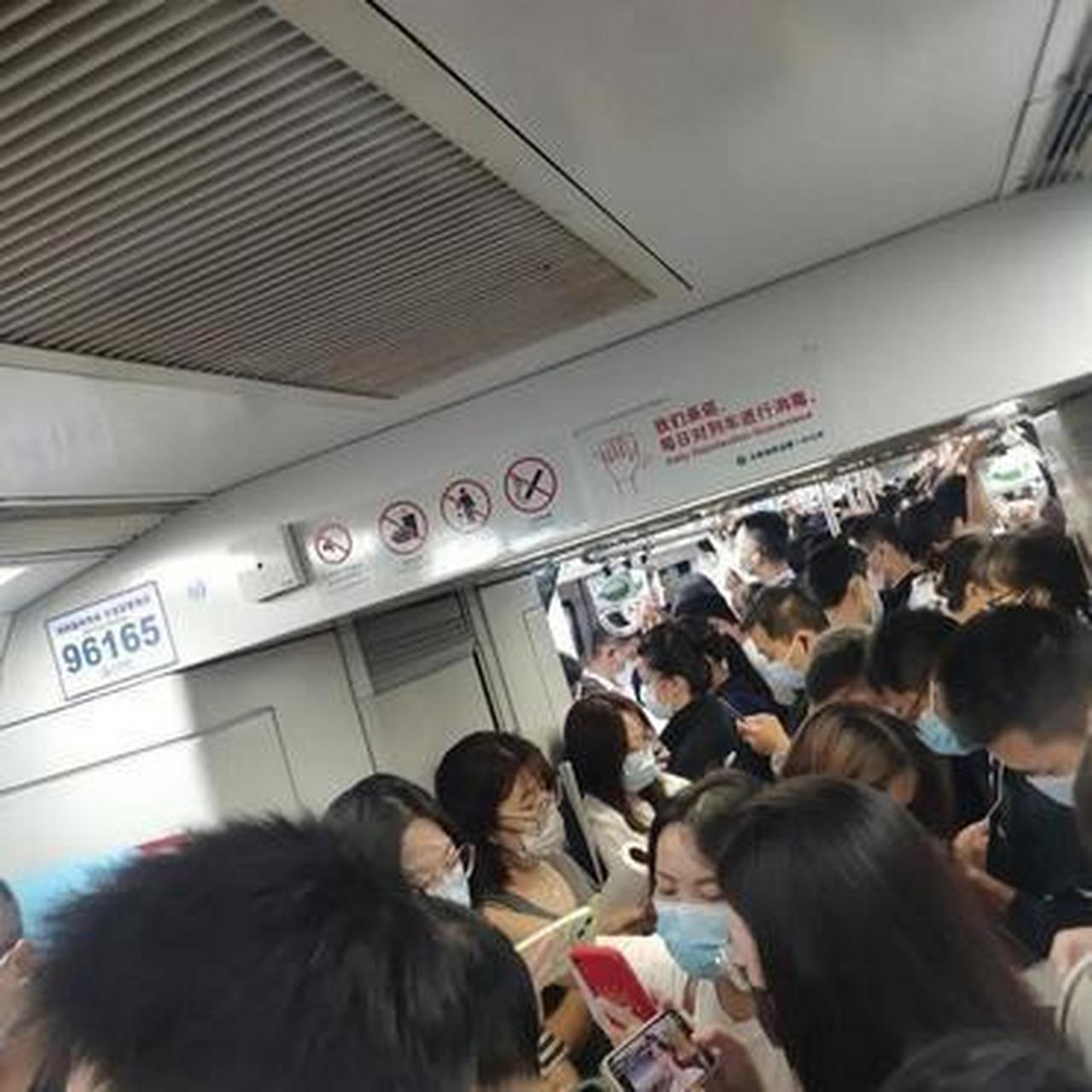 今天这地铁真是挤死人了!