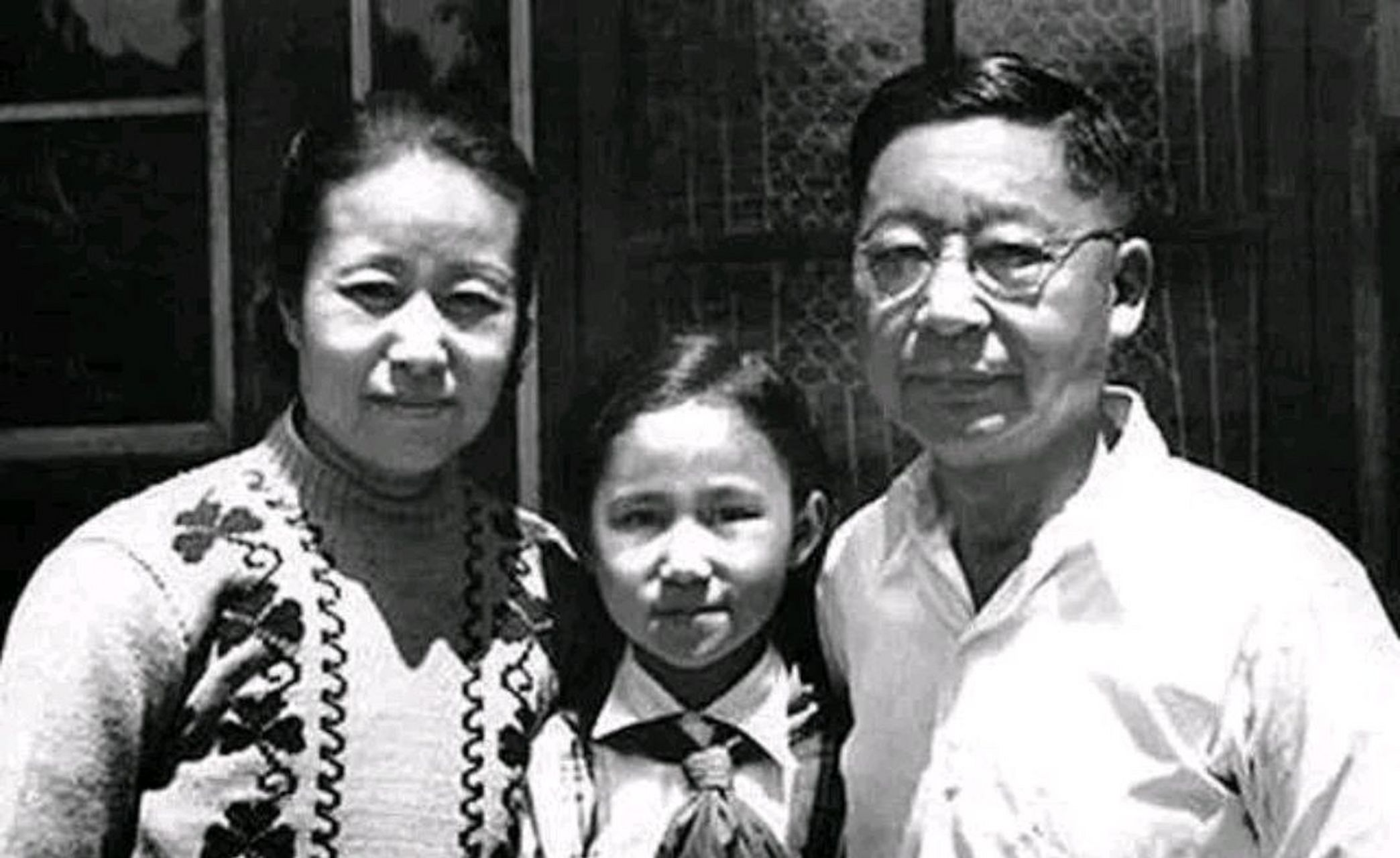 1966年8月24日,老舍在北京太平湖投湖坐了整整一天后,选择在大半夜投