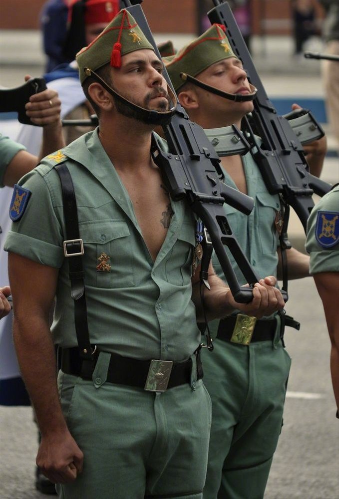 低胸,纹身,大胸毛的西班牙外籍军团,应是全世界最潇洒的士兵