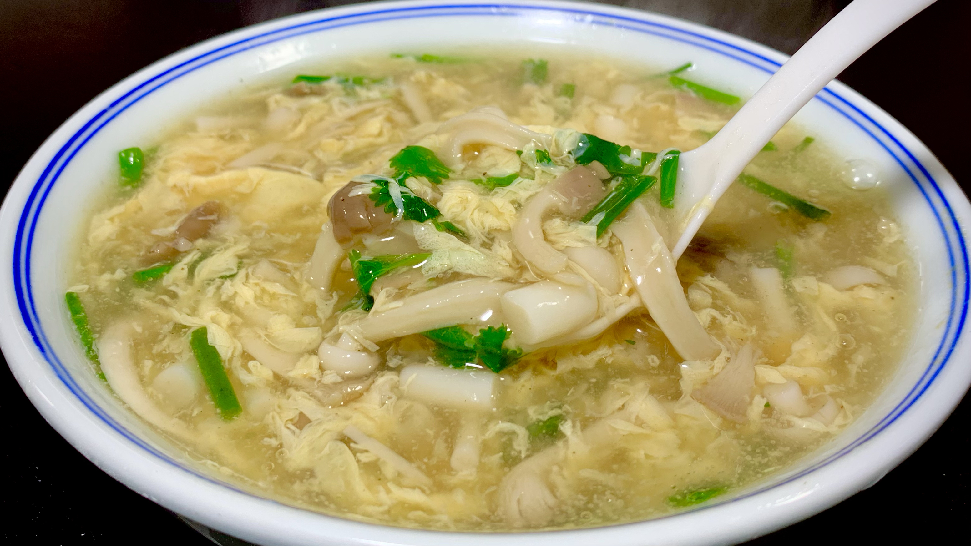 蘑菇鸡蛋汤这样做才好喝,简单又营养,汤甜入味,清淡而不油腻