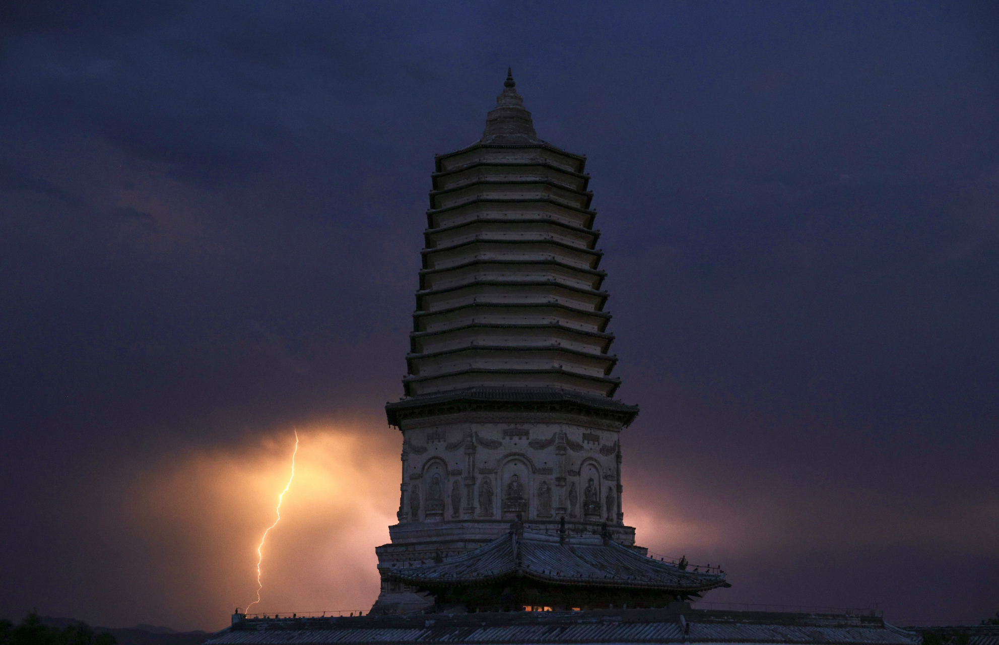 电闪雷鸣的内蒙古赤峰宁城辽代大明塔.