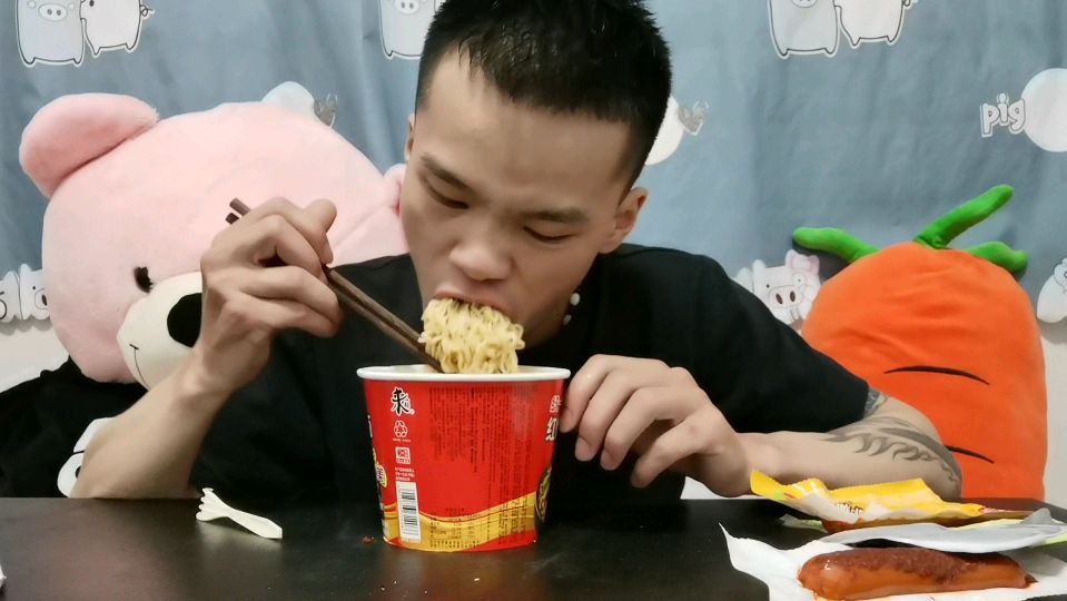 半夜被饿醒,小伙挑战三口吃完一桶泡面,你们吃泡面需要几口