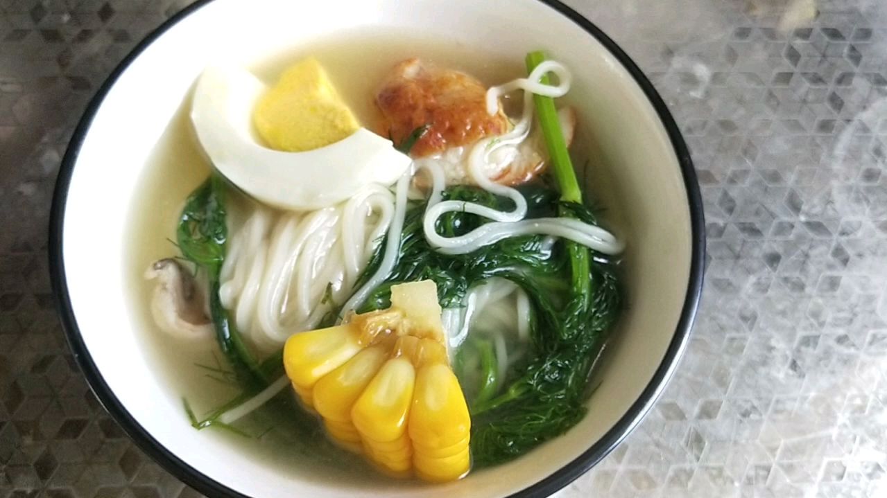 早晨剩下的玉米鸡蛋,中午给孩子做碗茴香面,营养又节约