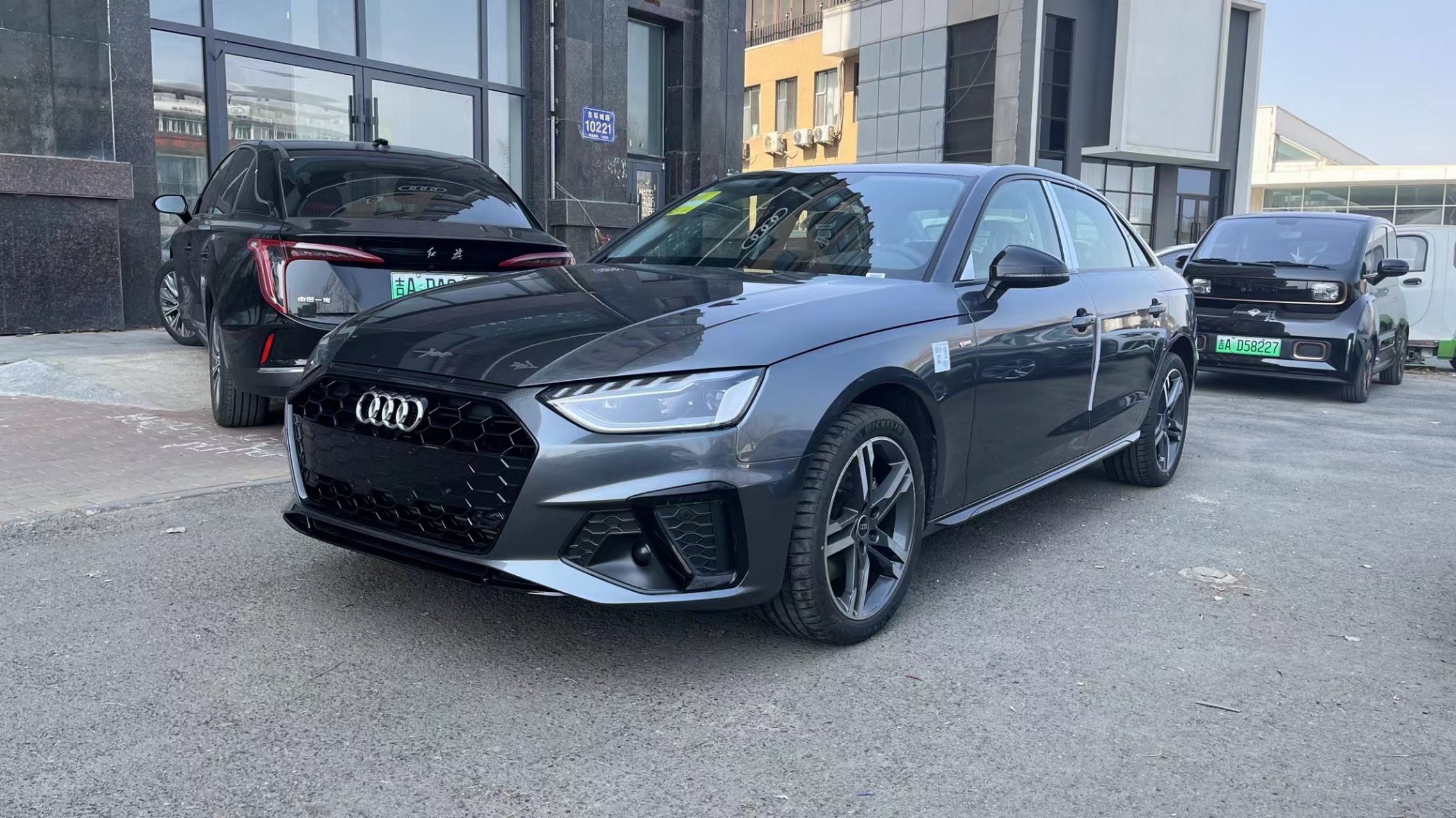 奥迪a4l 22款40tfsi豪华动感 天云灰,23年2月生产, 指导价34.