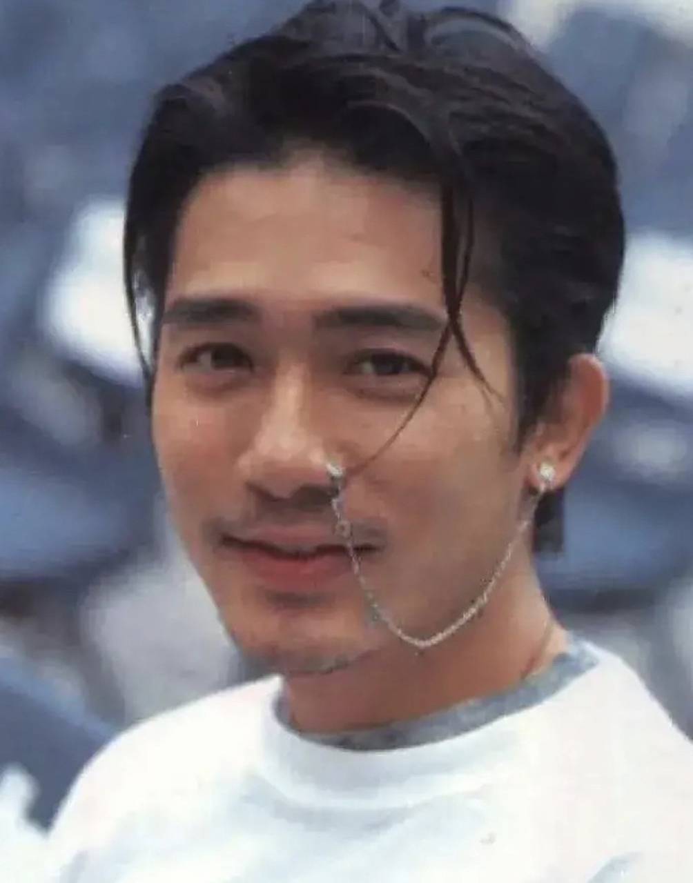 梁朝伟戴鼻环耳环,好潮哦[并不简单]