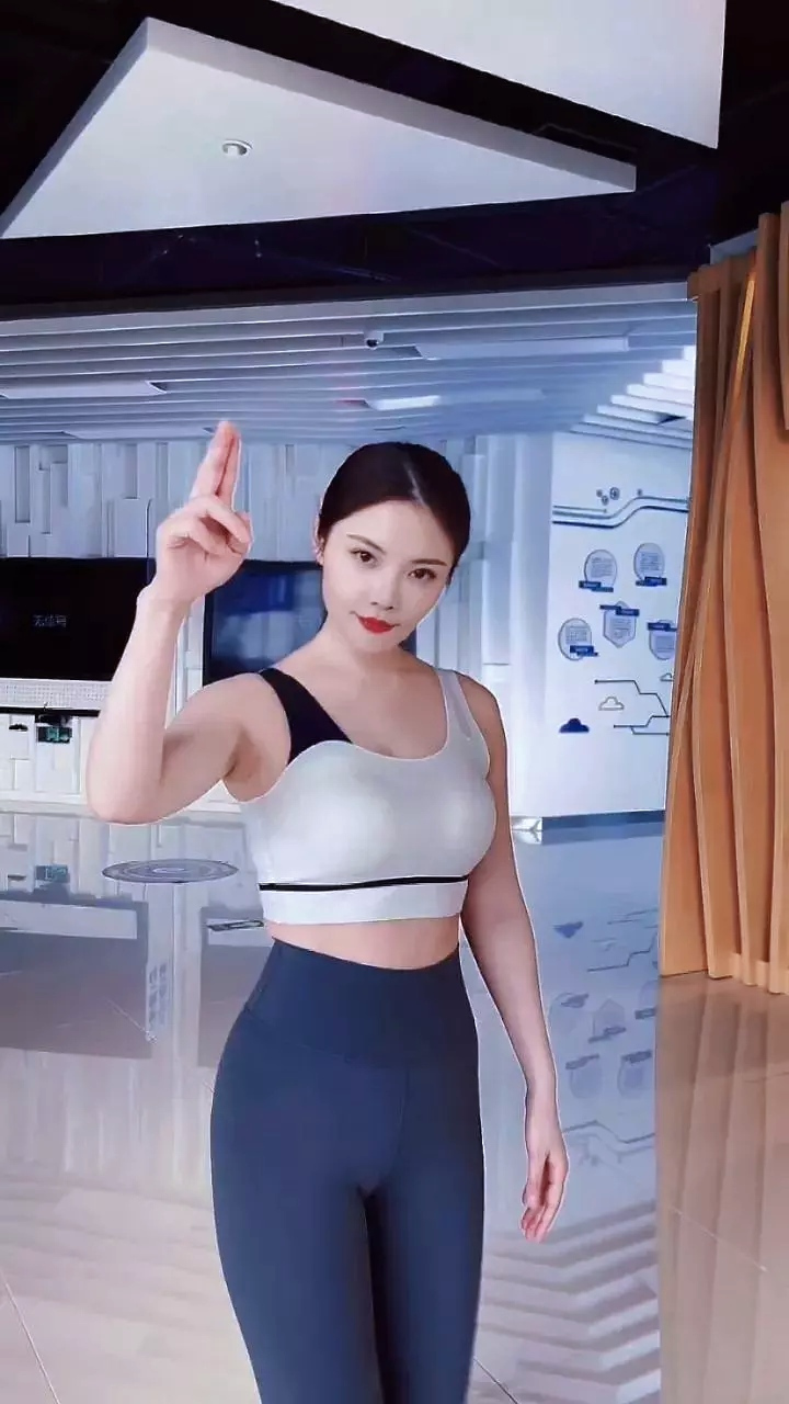 徐冬冬身穿白色运动上衣,搭配高腰瑜伽裤,尽显完美身材,尤其是这条