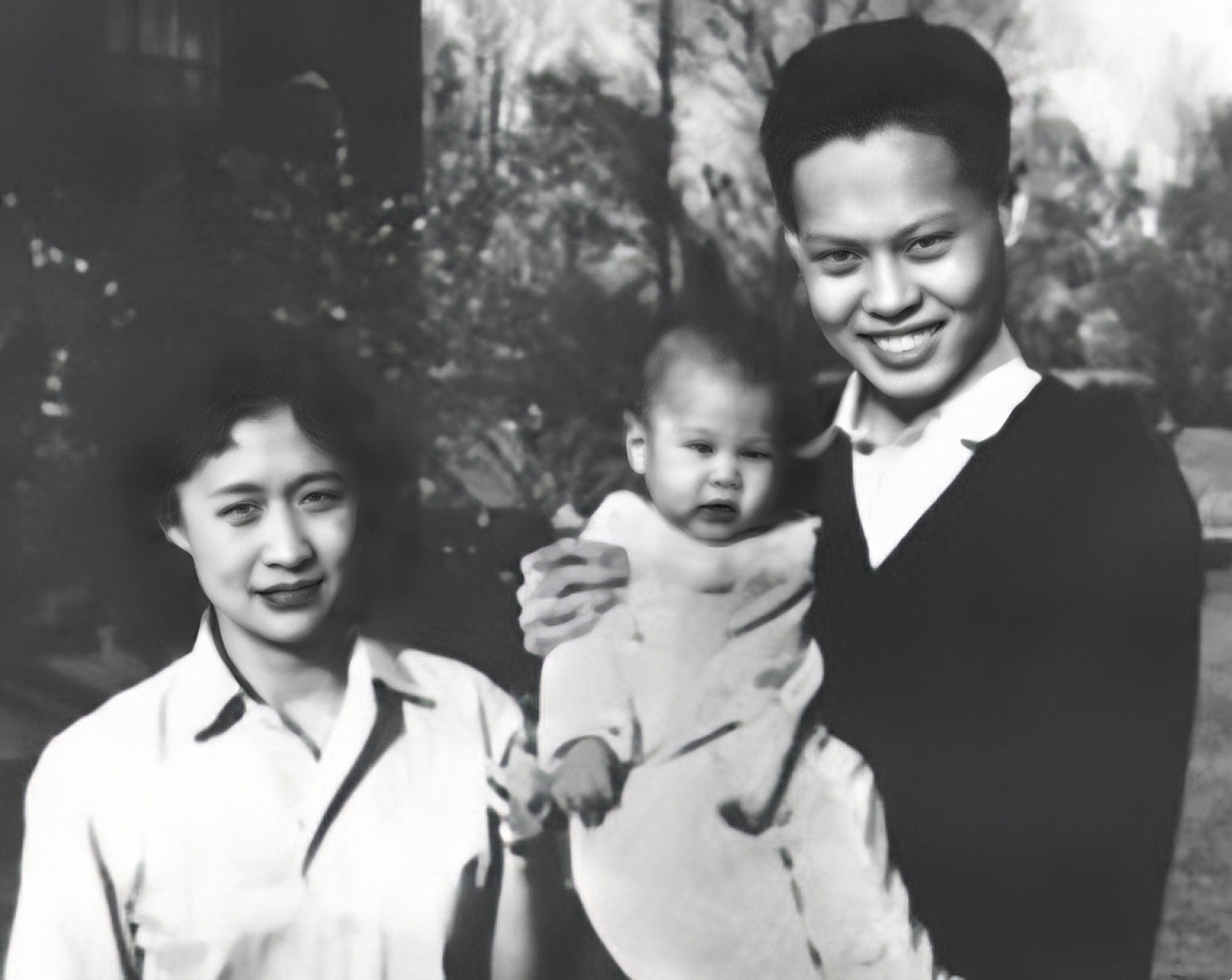 照片上是杨振宁和杜致礼一家三口的合影,细看翁帆确实和杜致礼有几分