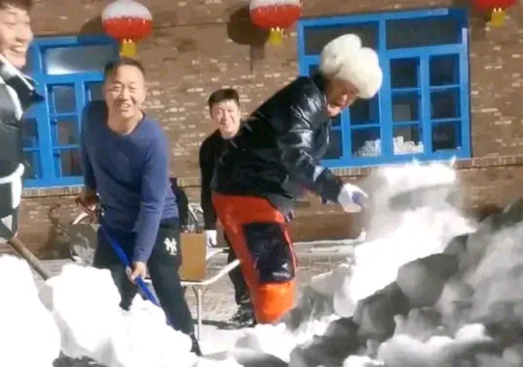 63岁赵本山凌晨四点铲雪,看样子赵本山仍然保留了劳动人民的朴素