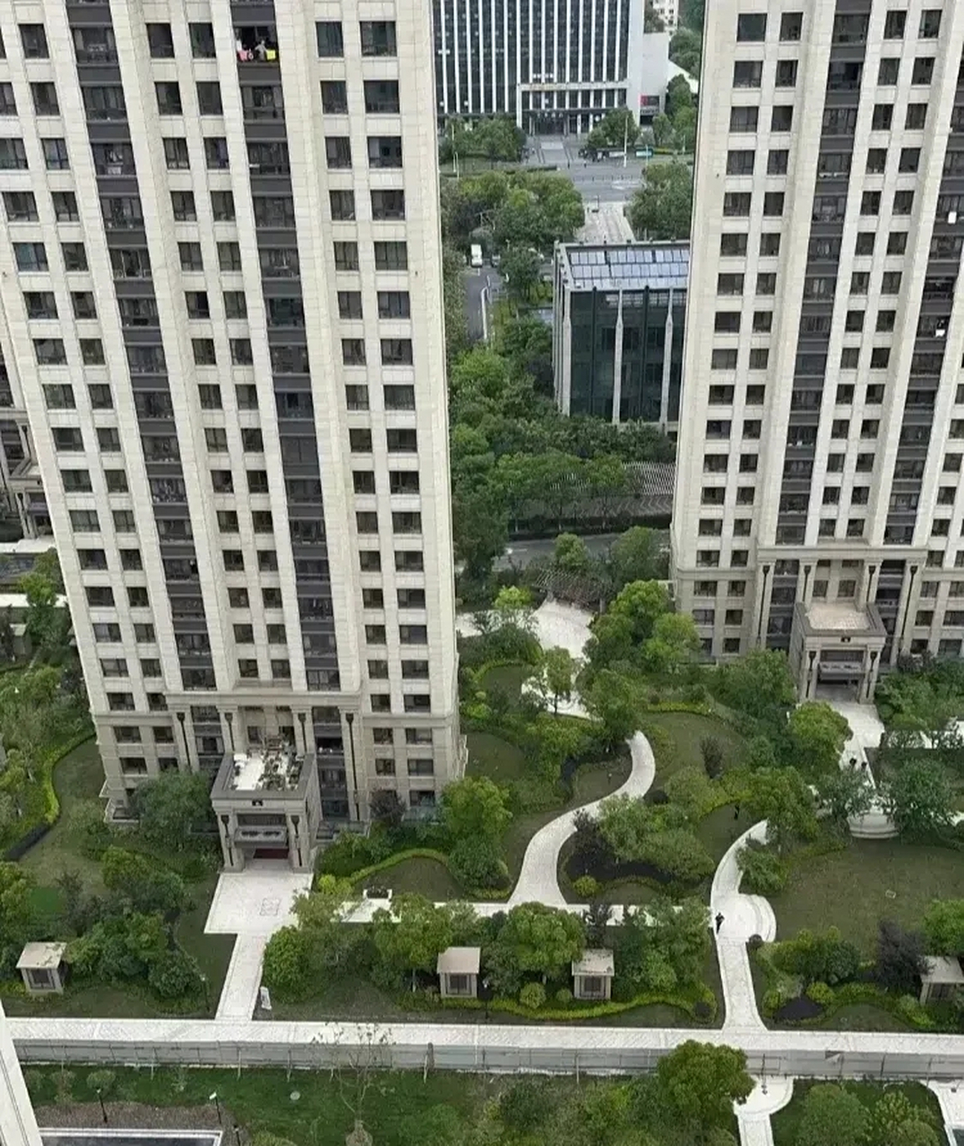 我住在25楼已经整整3年了,但我现在简直快要崩溃了!