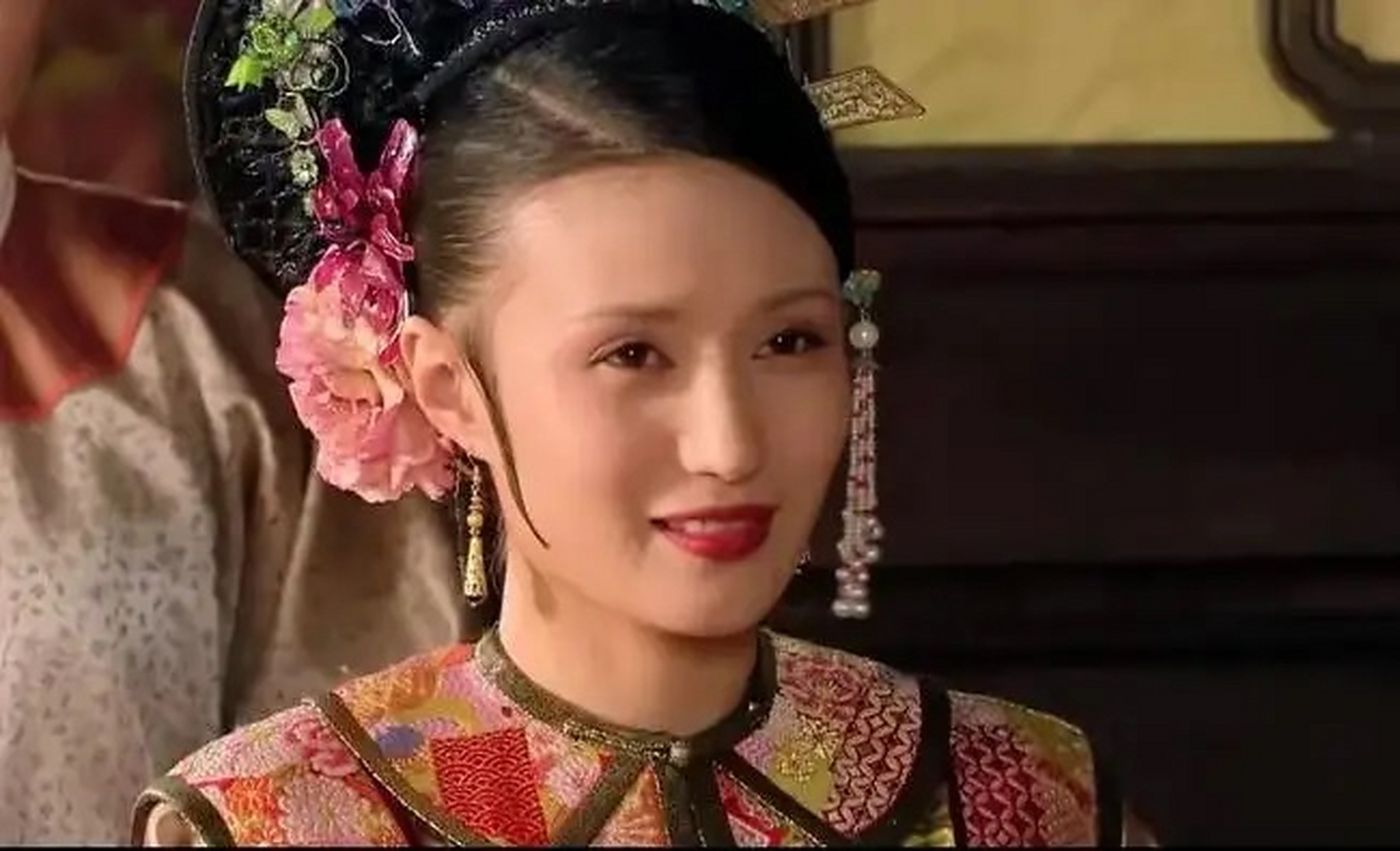 欣贵人这种人其实反倒最好混,眉庄喜欢菊花,她喜欢矮子松,甄嬛还没进