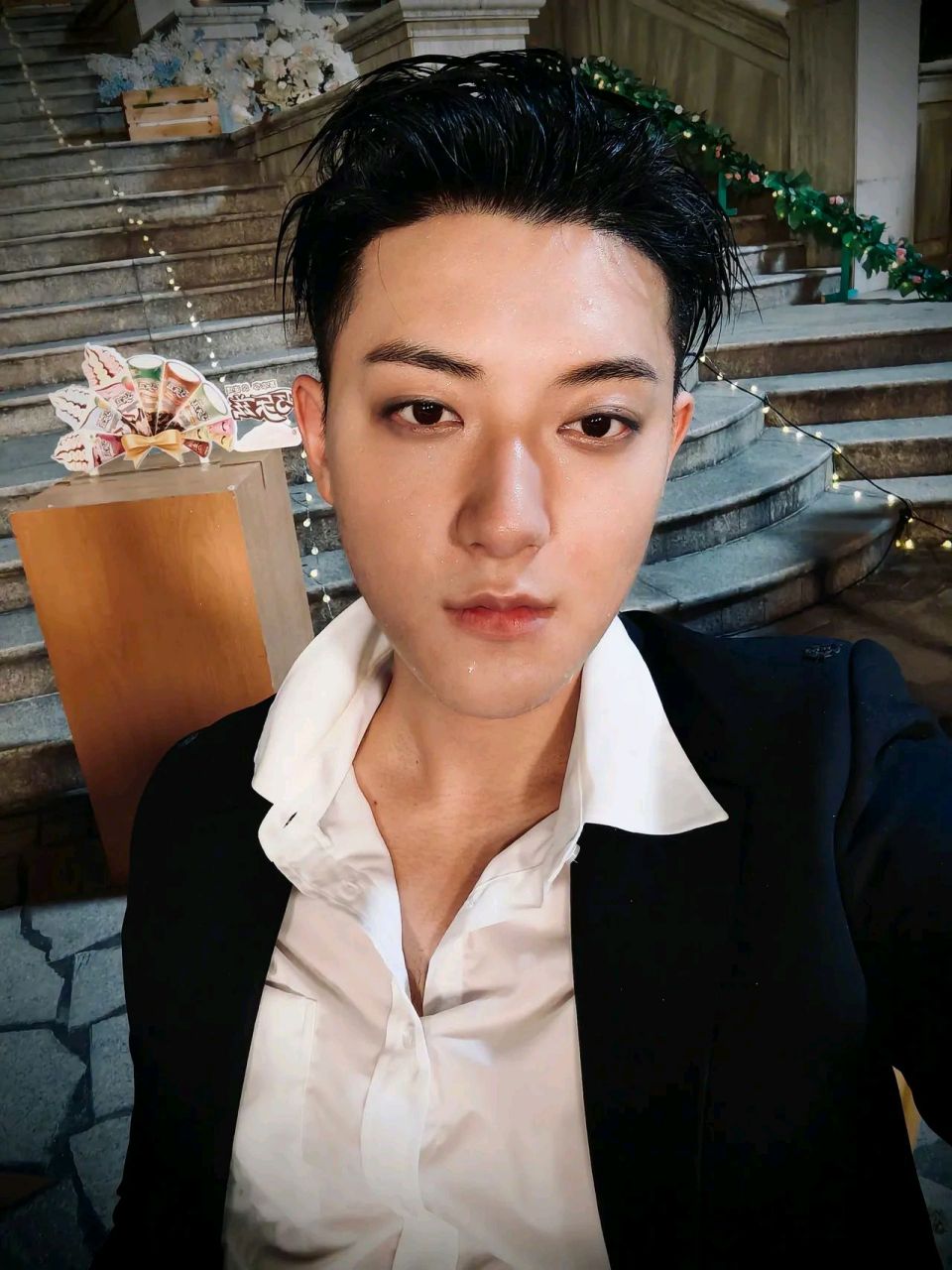 黄子韬,帅气阳光大男孩,身高183,出生于山东省  从小就被家里穷养的