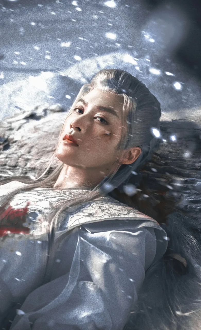 杨洋的白发造型却让人看了就顿感油腻,难道问题出在眼神上吗?