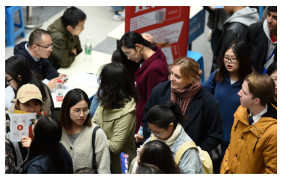 浙江大学一女生毕业典礼跪留学生被刷屏!应谩骂还是祝福?