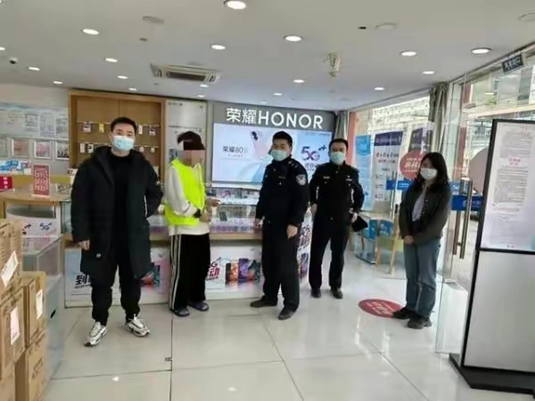 近日,钱塘区公安分局金沙湖派出所民警韩佳鸣2小时内快速侦破一起盗窃