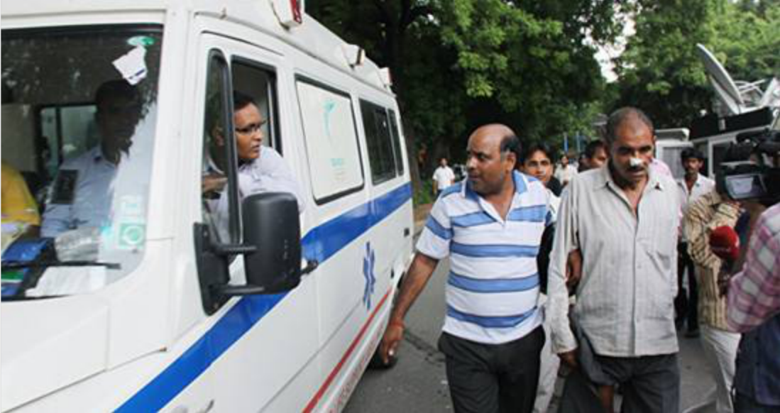 感染100万人仅用13天,印度救护车司机崩溃:每天拉七八具遗体!