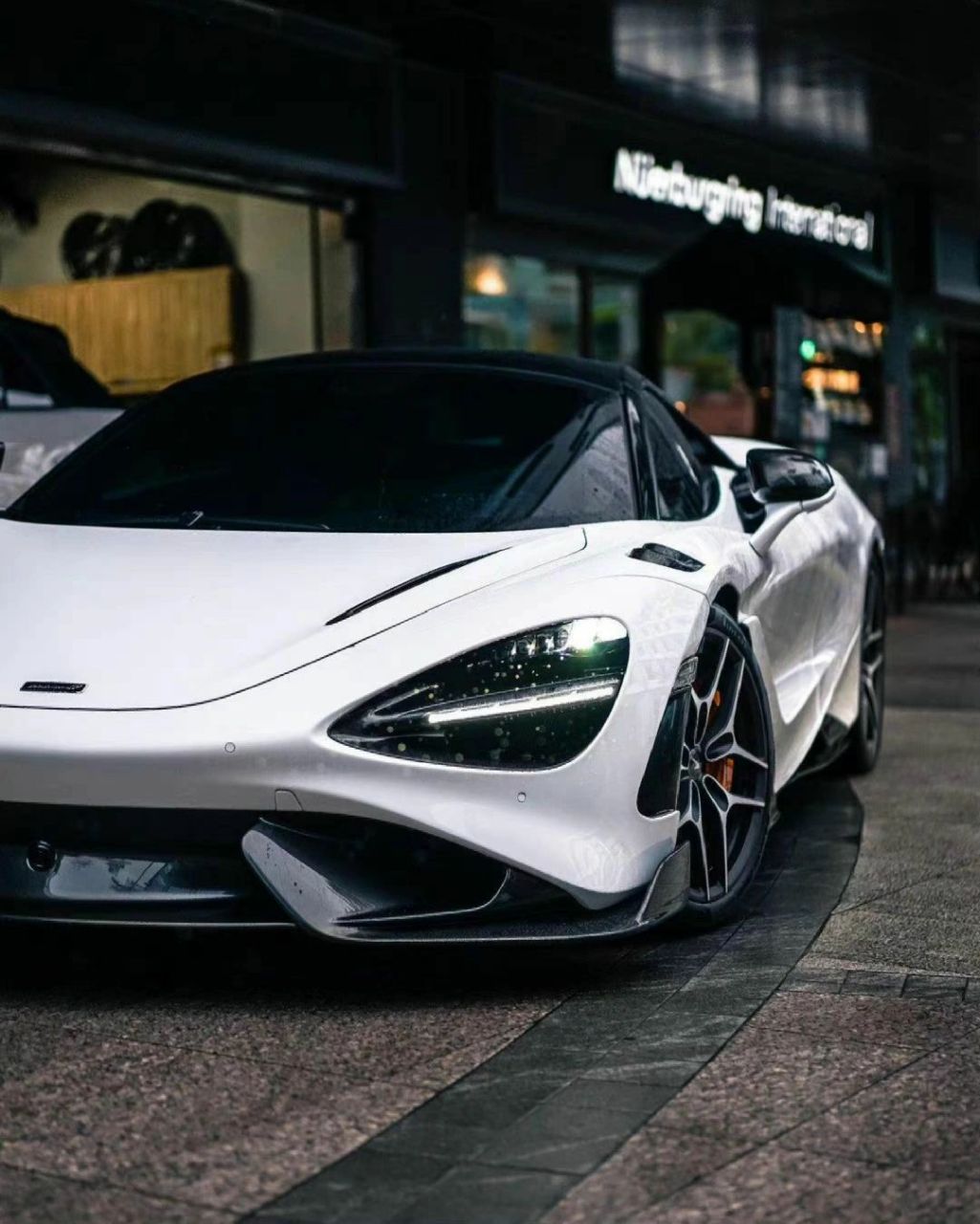 lt是英国超级跑车制造商迈凯伦(mclaren)于2020年推出的量产超级跑车