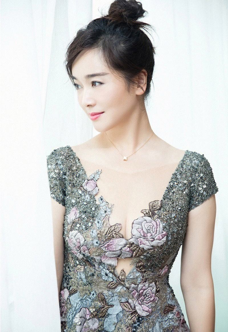 "氧气美女"左小青,气质动人,性感火辣,长相迷人,让人心动