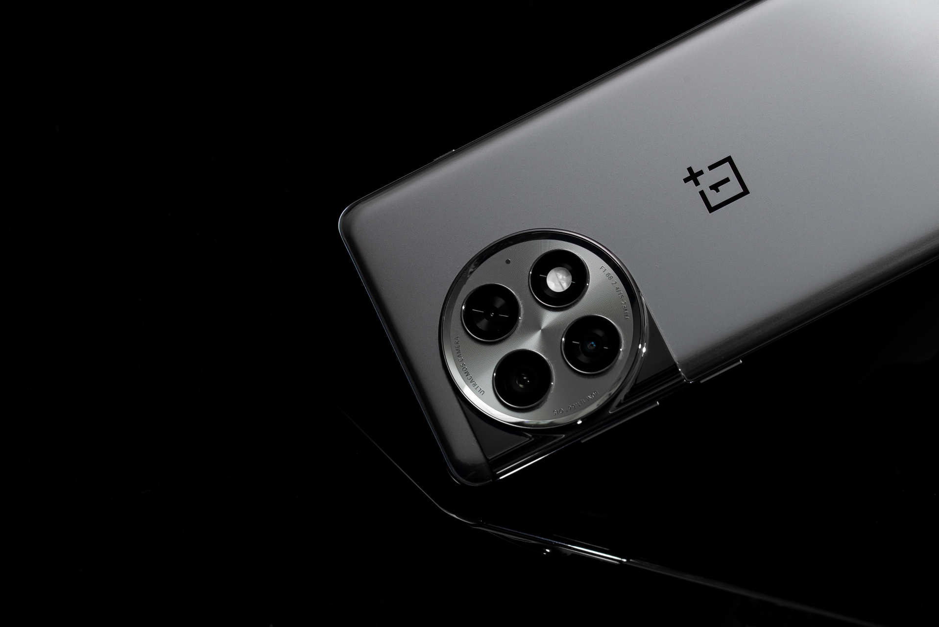 带来一辑新鲜出炉的一加 ace 2 pro 钛空灰图赏,这颜值你还喜欢吗?