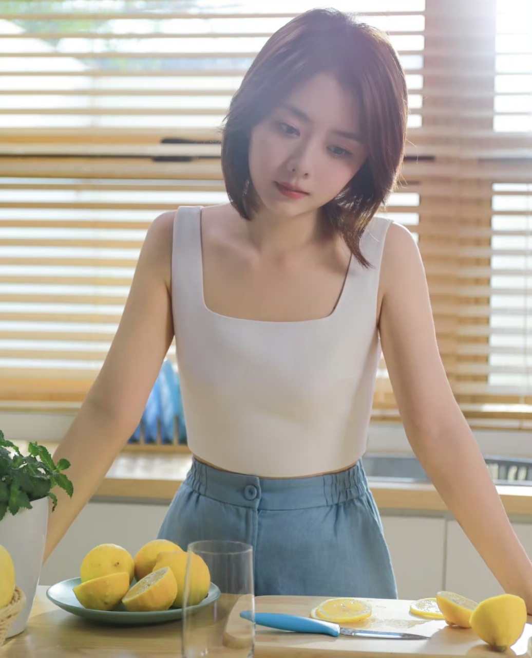 谭松韵工作室晒片场花絮,她在休息时间开心自拍,还在那里自弹自唱心情