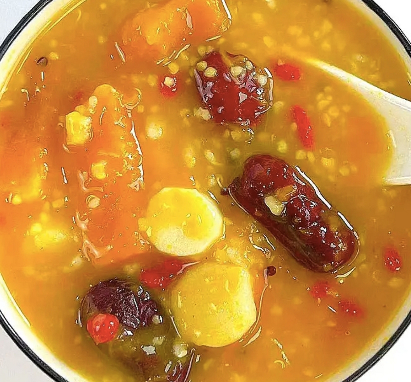 我的美食分享#  南瓜山药红枣小米粥  1,食材:小米,南瓜,山药,红枣