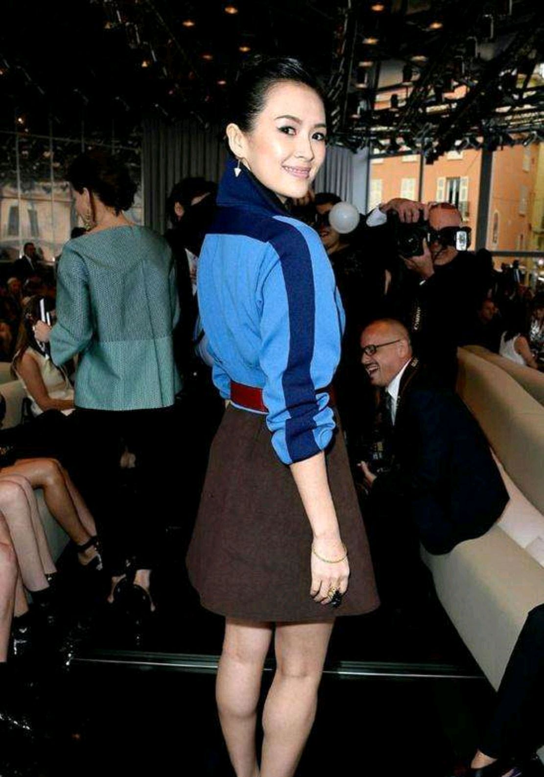 章子怡真时尚,简单的黑色高领衫,搭配珍珠项链,穿出精致高级感