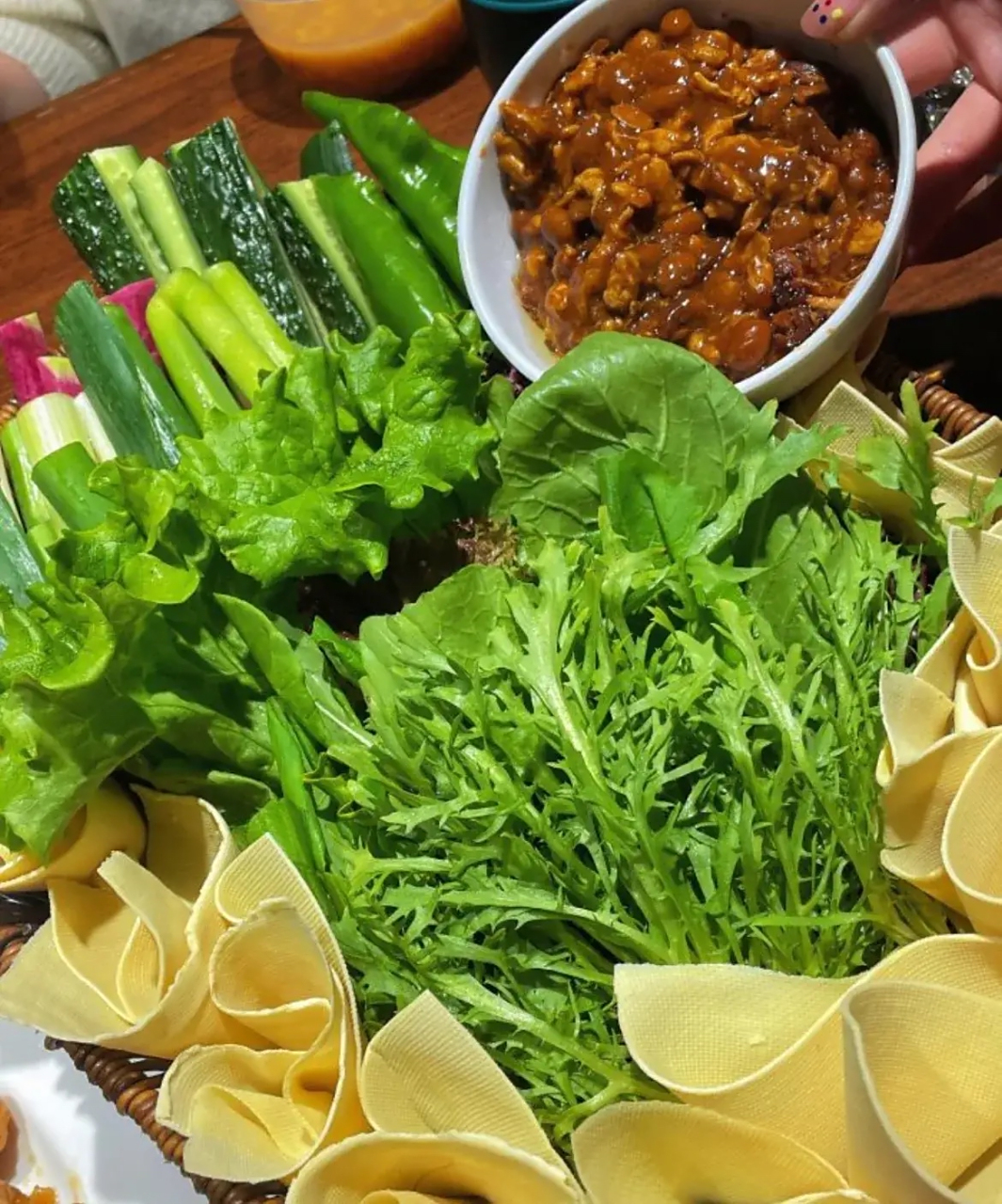 3个南方女生到东北下馆子不听劝,150块钱点4道菜,最后感动的要哭了