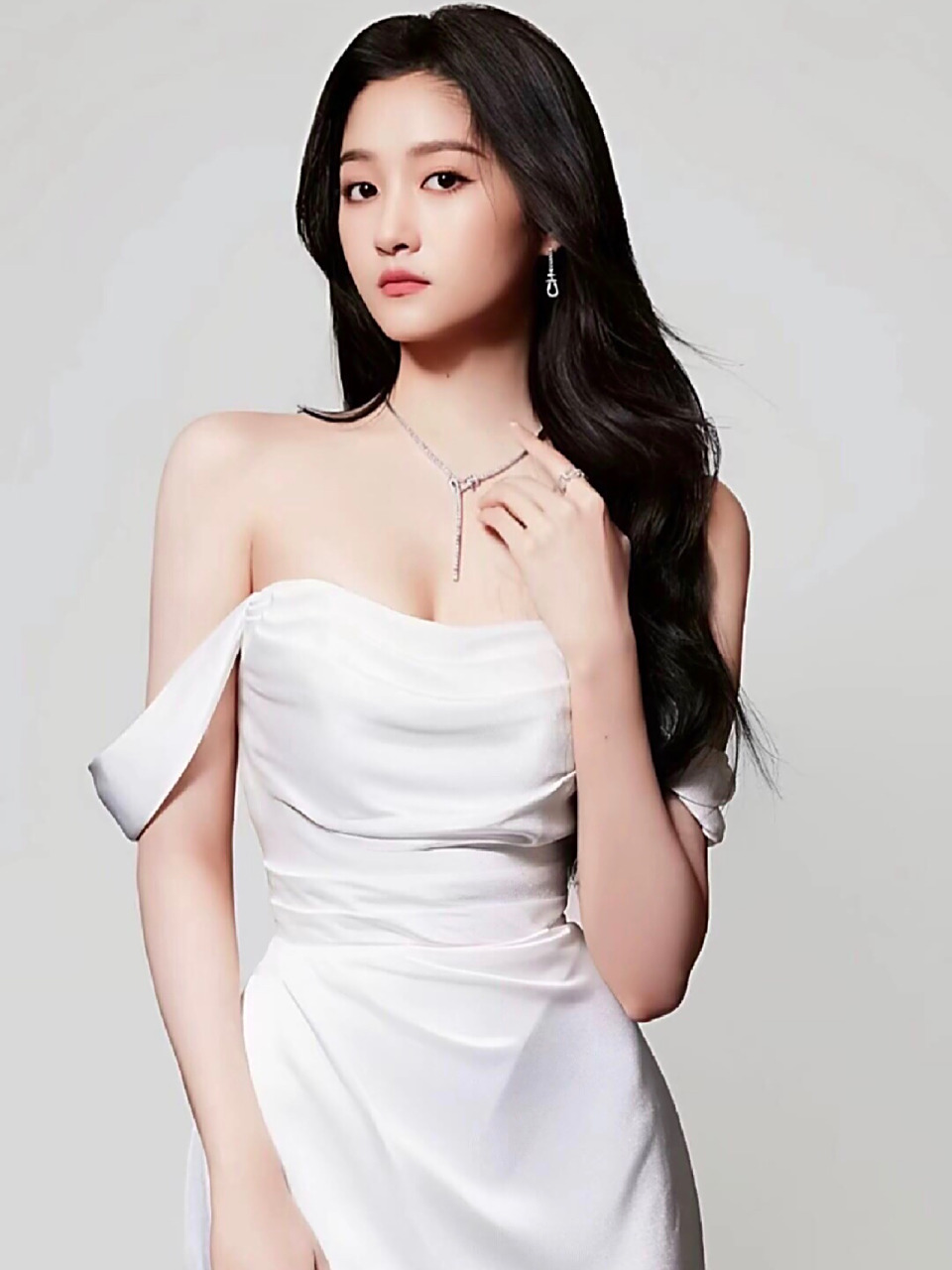 24岁关晓彤 完美比例 "犯规"大长腿|||24岁关晓彤 完美比例 "犯规"大