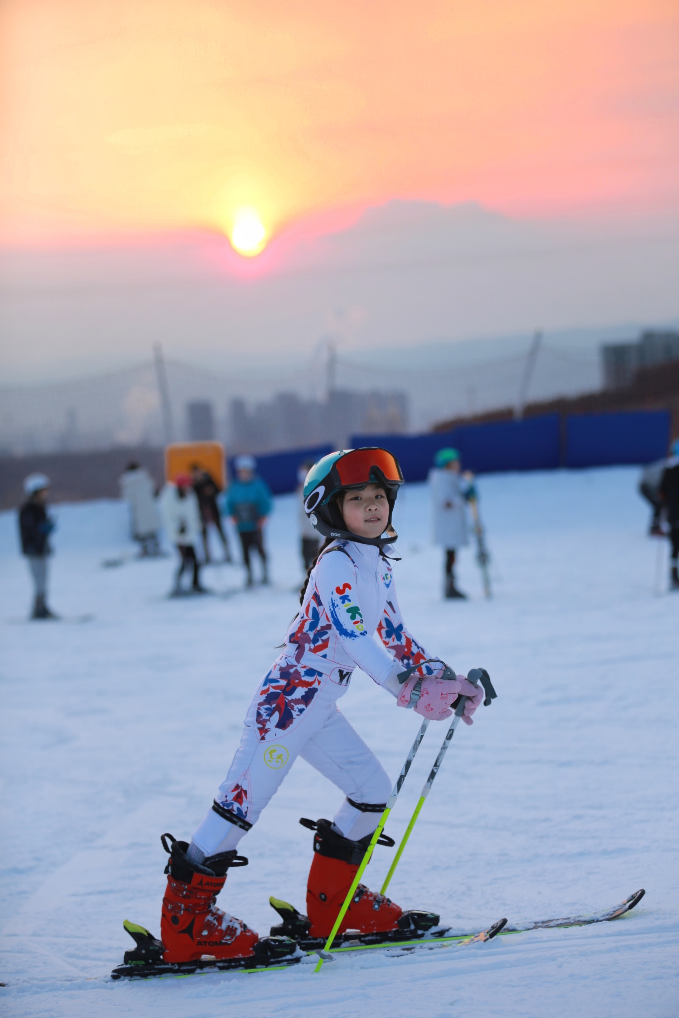 小女孩滑雪图片图片