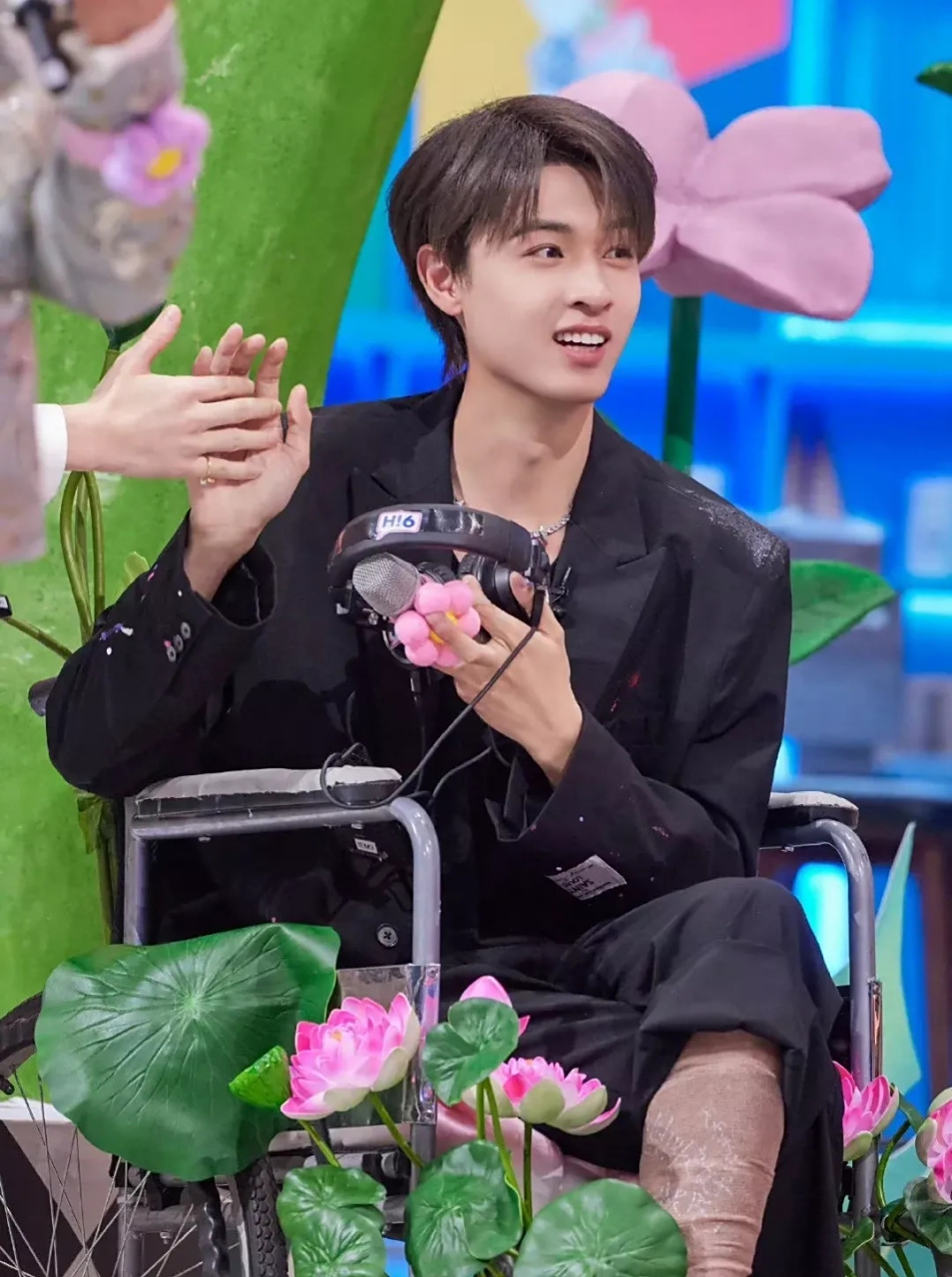 秦霄贤好拼啊!脚受伤了,还去录制综艺节目.