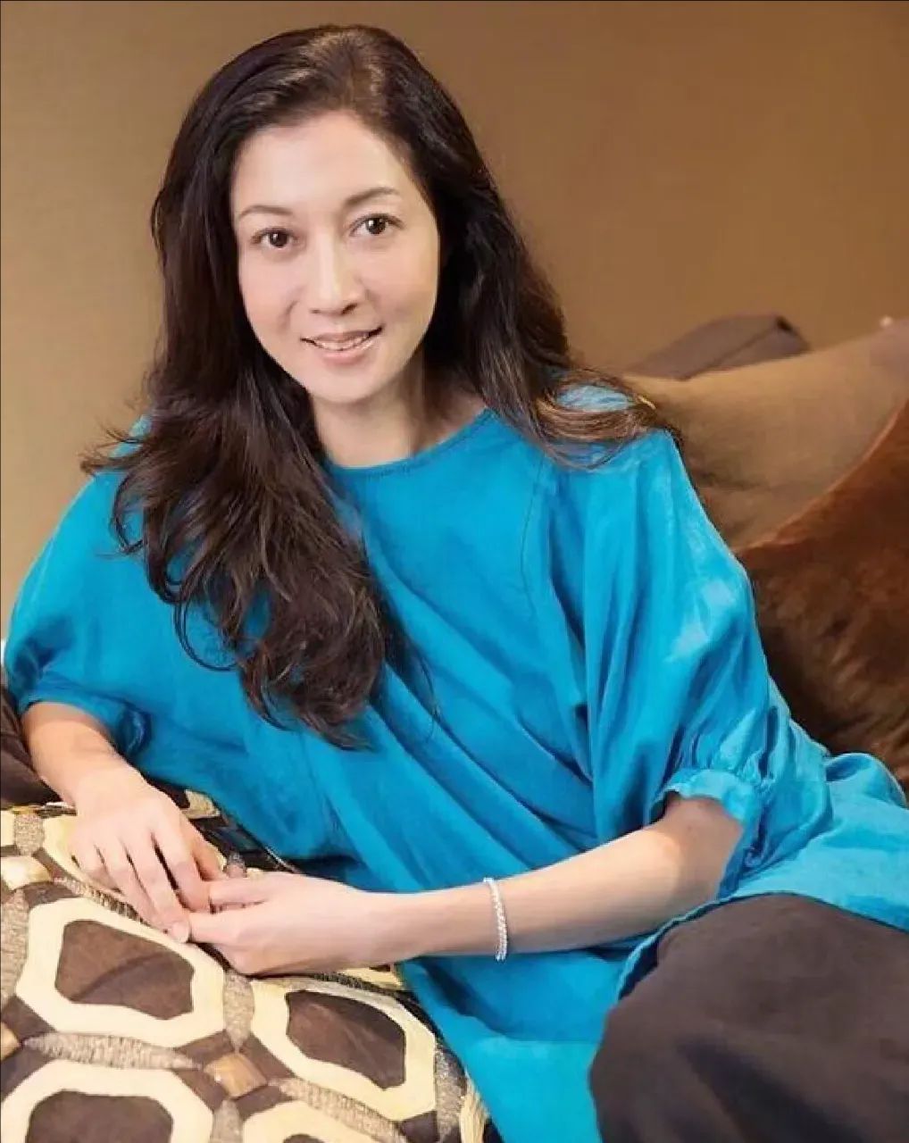 成龙终于承认了,最恨的不是吴绮莉,而是与大佬不清不楚的她.