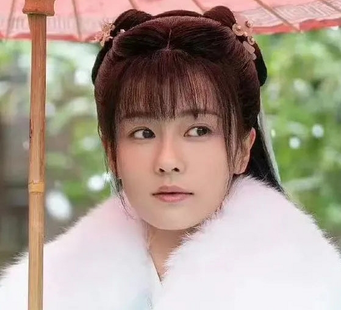 白鹿vs鞠婧祎古装齐刘海造型,这个造型真的太难驾驭了,感觉两个人的