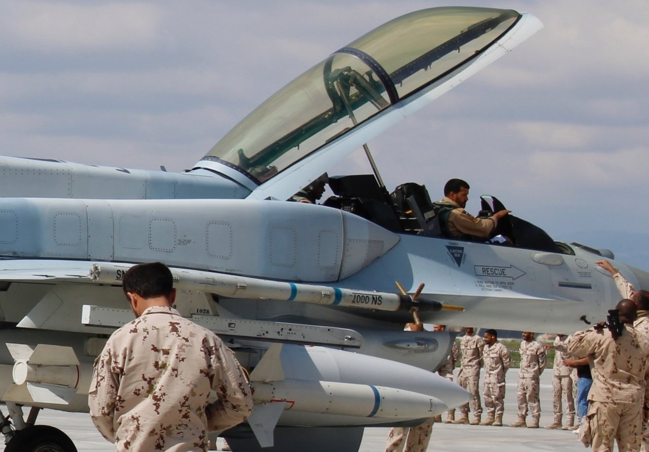 战机欣赏:阿联酋空军 f-16e/f战斗机