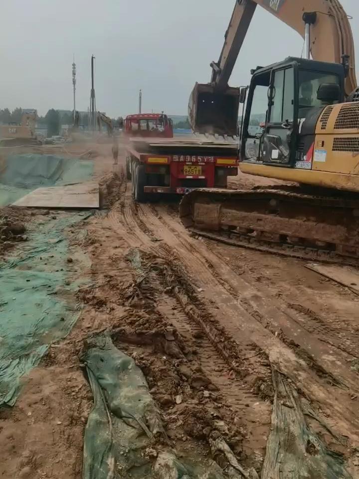 用铺路钢板建临时道路