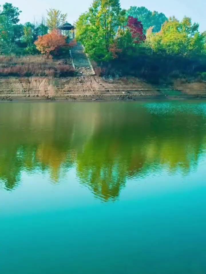 信阳南湾湖水天相接,烟波浩淼,素有豫南明珠,中原第一湖美称