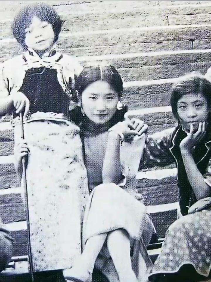 1929年,25岁的陆小曼用带着女儿何灵琰的珍贵照片