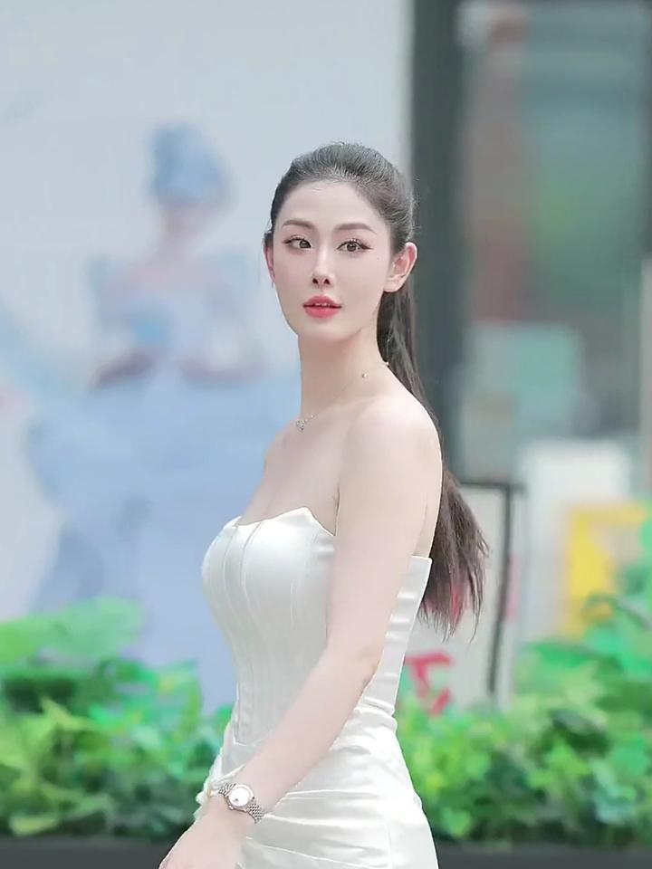 身材比例很好的美女,这颜值还行吗?你们给出点建议吧