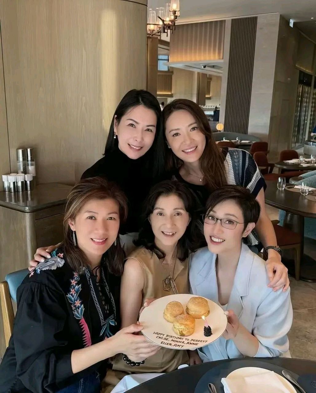 美女一箩筐 还是觉得陈法蓉最美 短发美女陈法蓉 在人群中一眼就出众