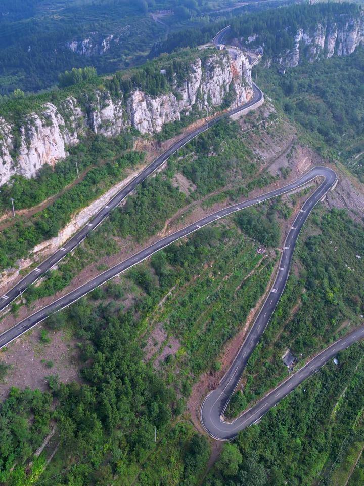 莱芜潘家崖盘山公路,也被称为潘家崖天路