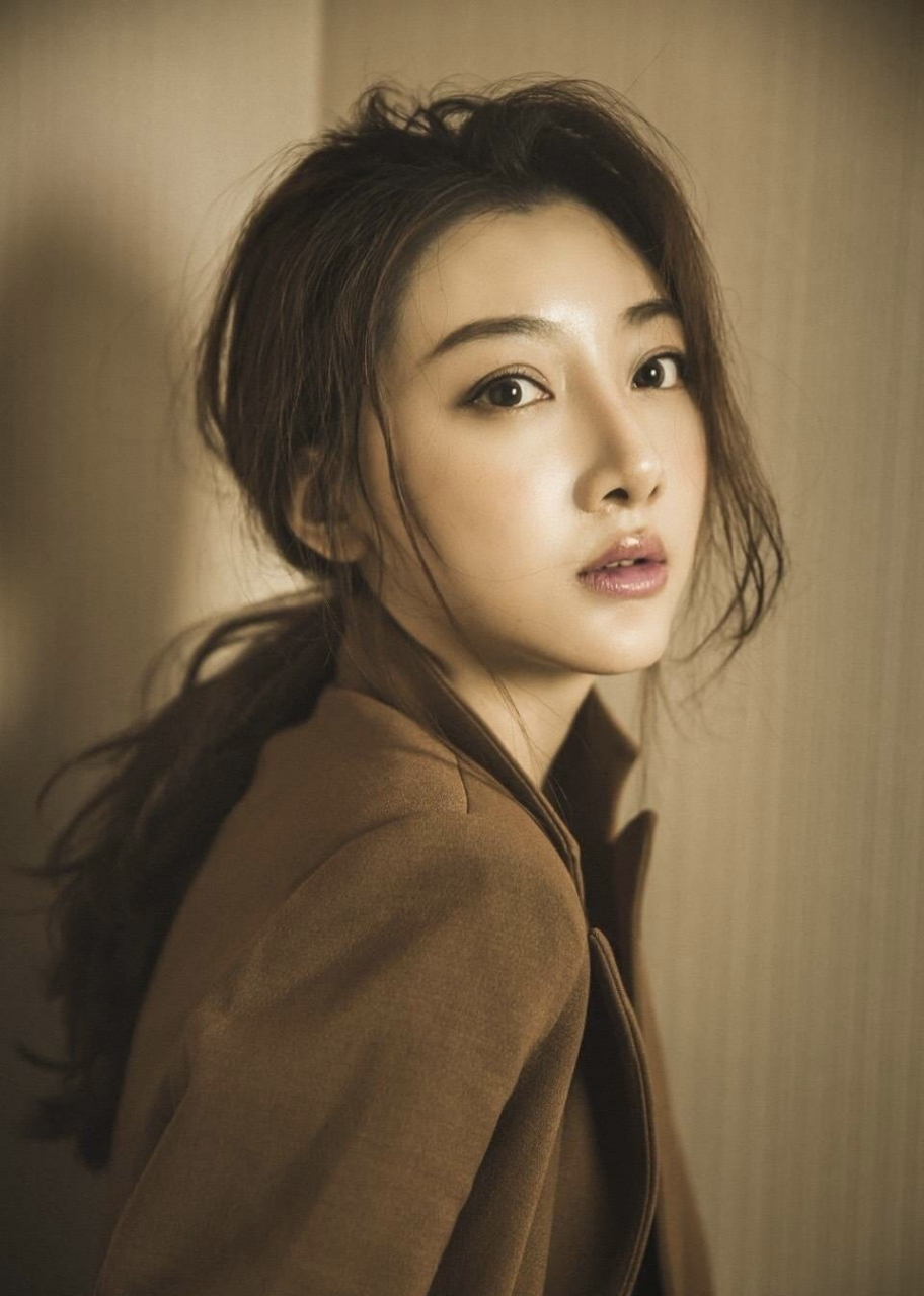 21日出生于辽宁大连,毕业于中央戏剧学院表演系本科班,中国内地女演员