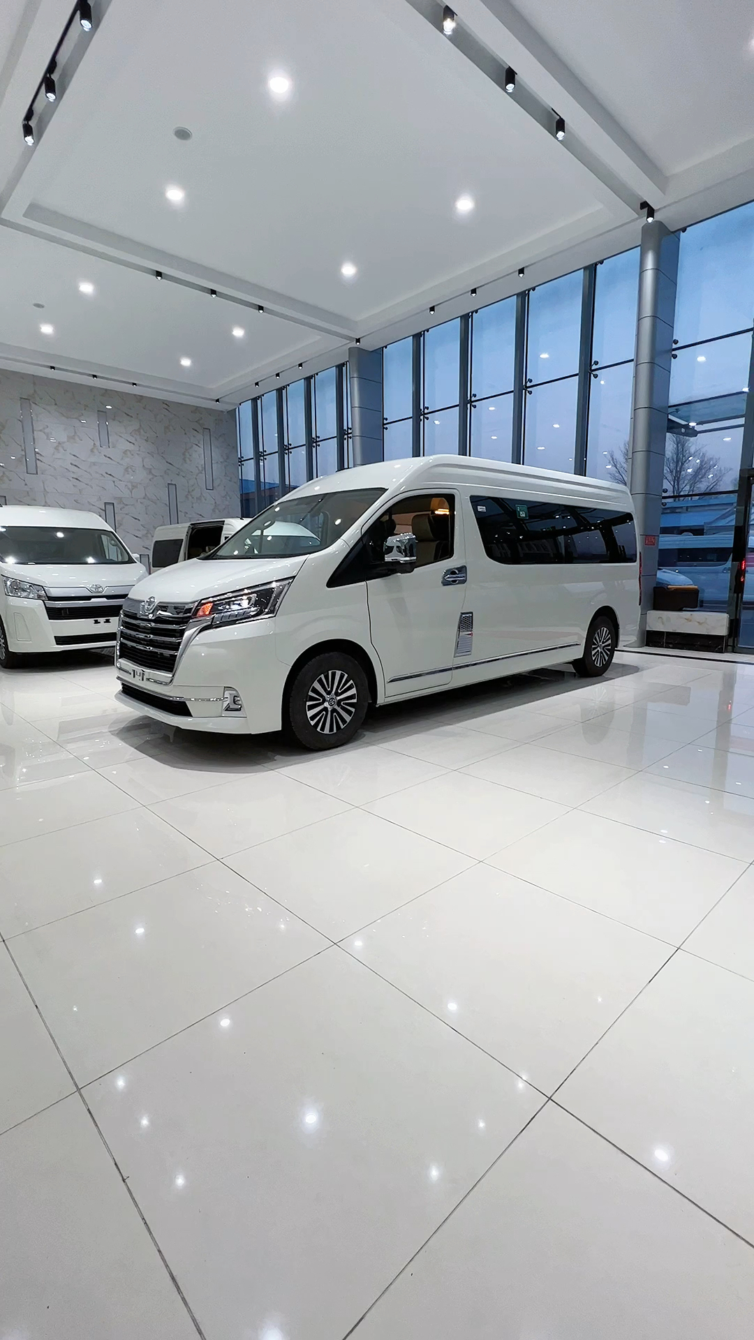 丰田海狮9座蓝牌c本大型商务车团队出行家庭旅游用车