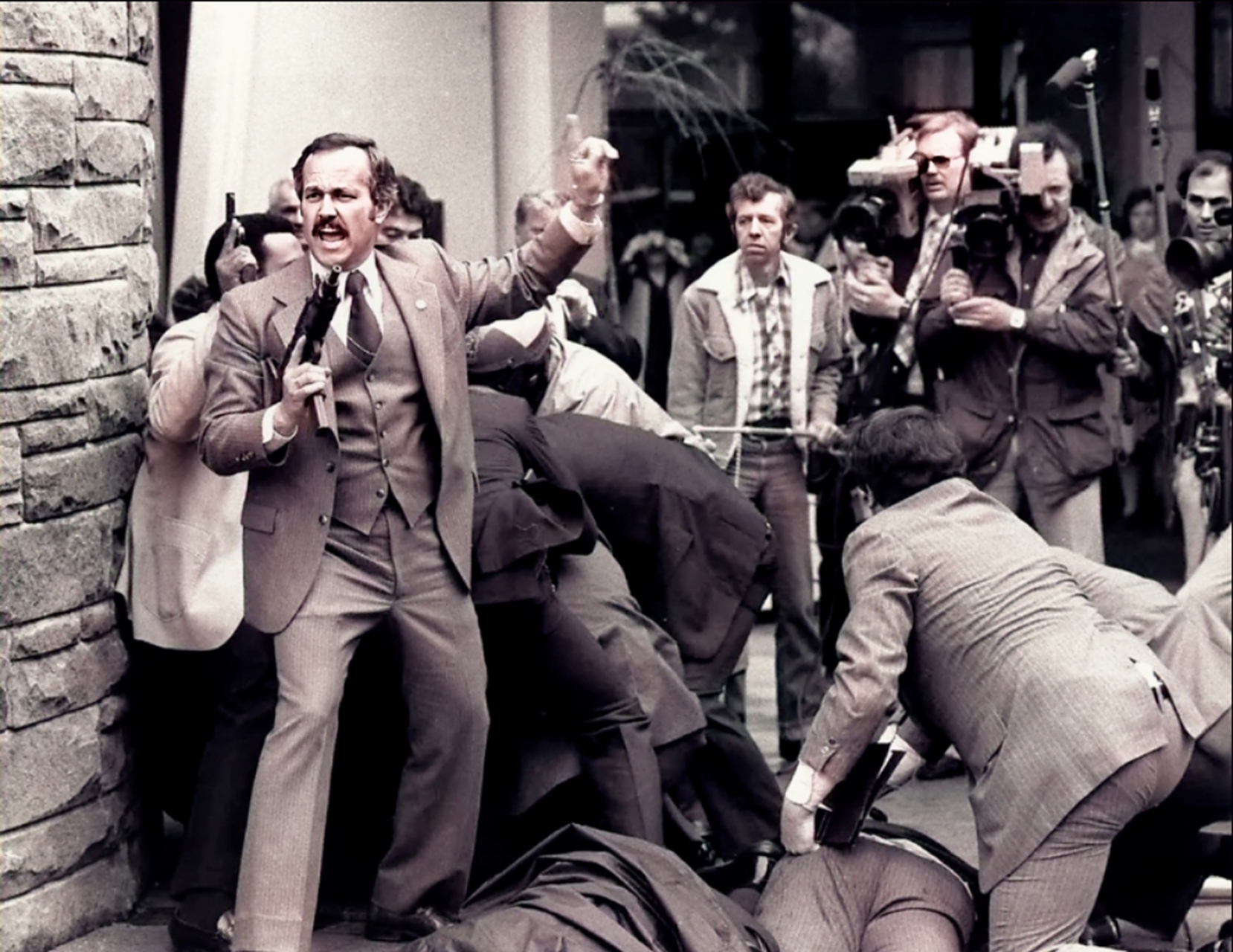 1981年,里根总统遇刺场面,一名青年向里根连开六枪后,里根被击中肺部