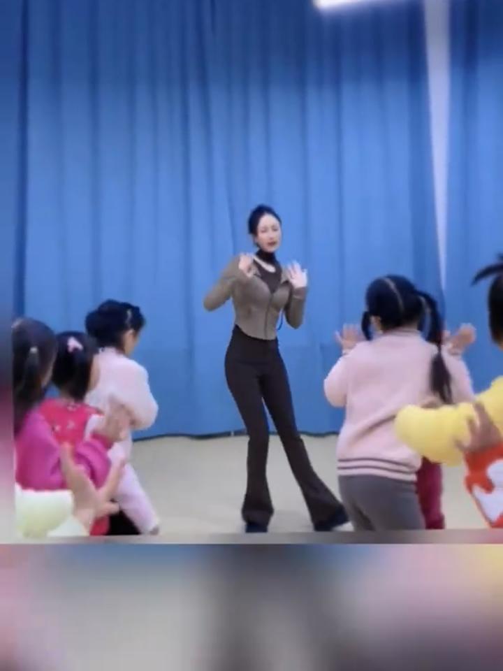 美女幼儿园老师跳舞图片