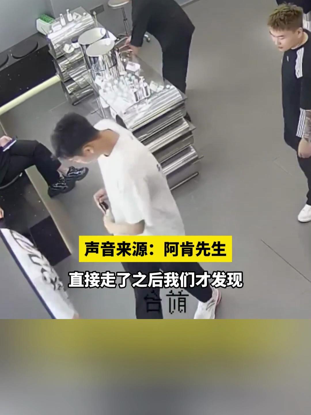 潘展乐回国后现身理发店,理发师:总感觉这个客人很眼熟