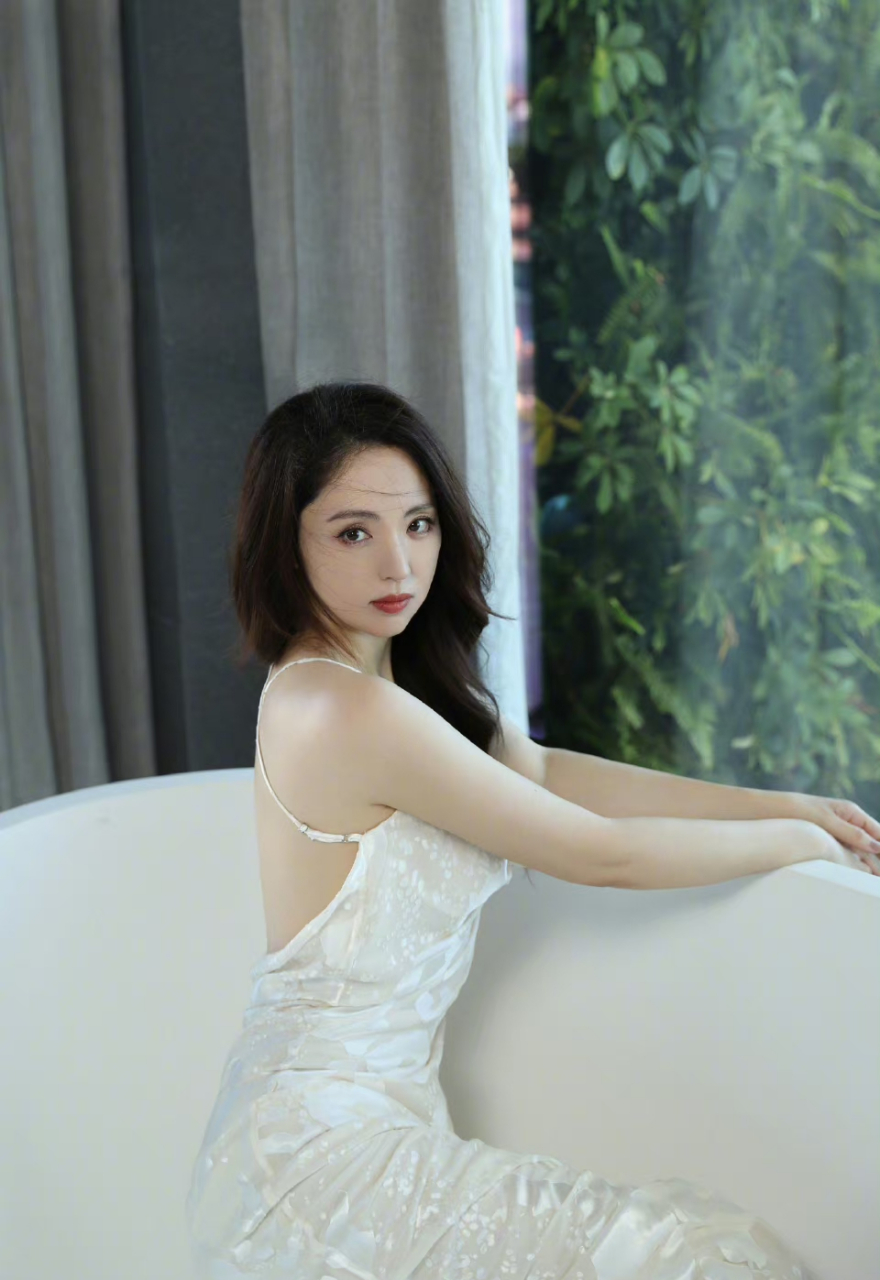 明星# #董璇#  董璇一袭白色绸缎露背裙,好美好优雅.