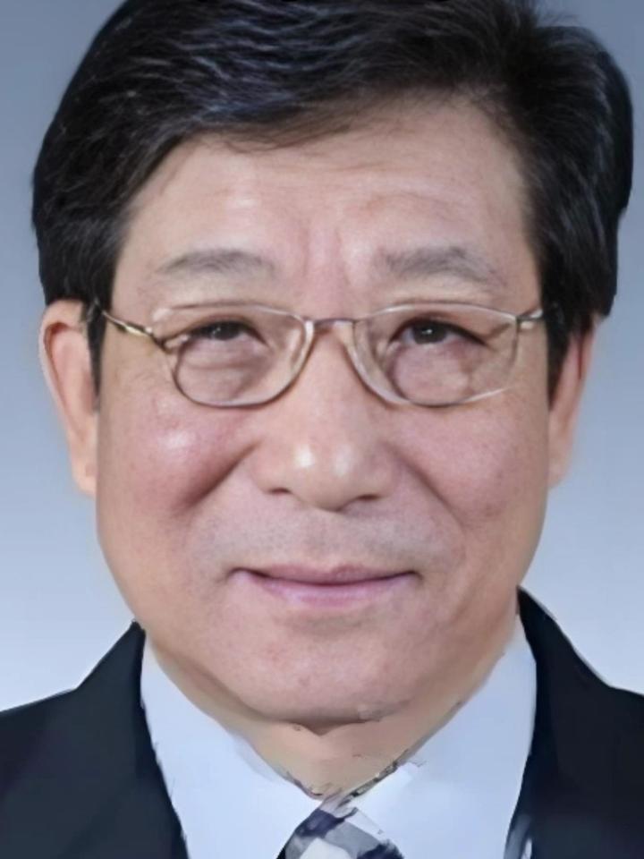 他曾是浙江省长,躬耕浙江42年,打击温州假冒伪劣产品,今年82岁